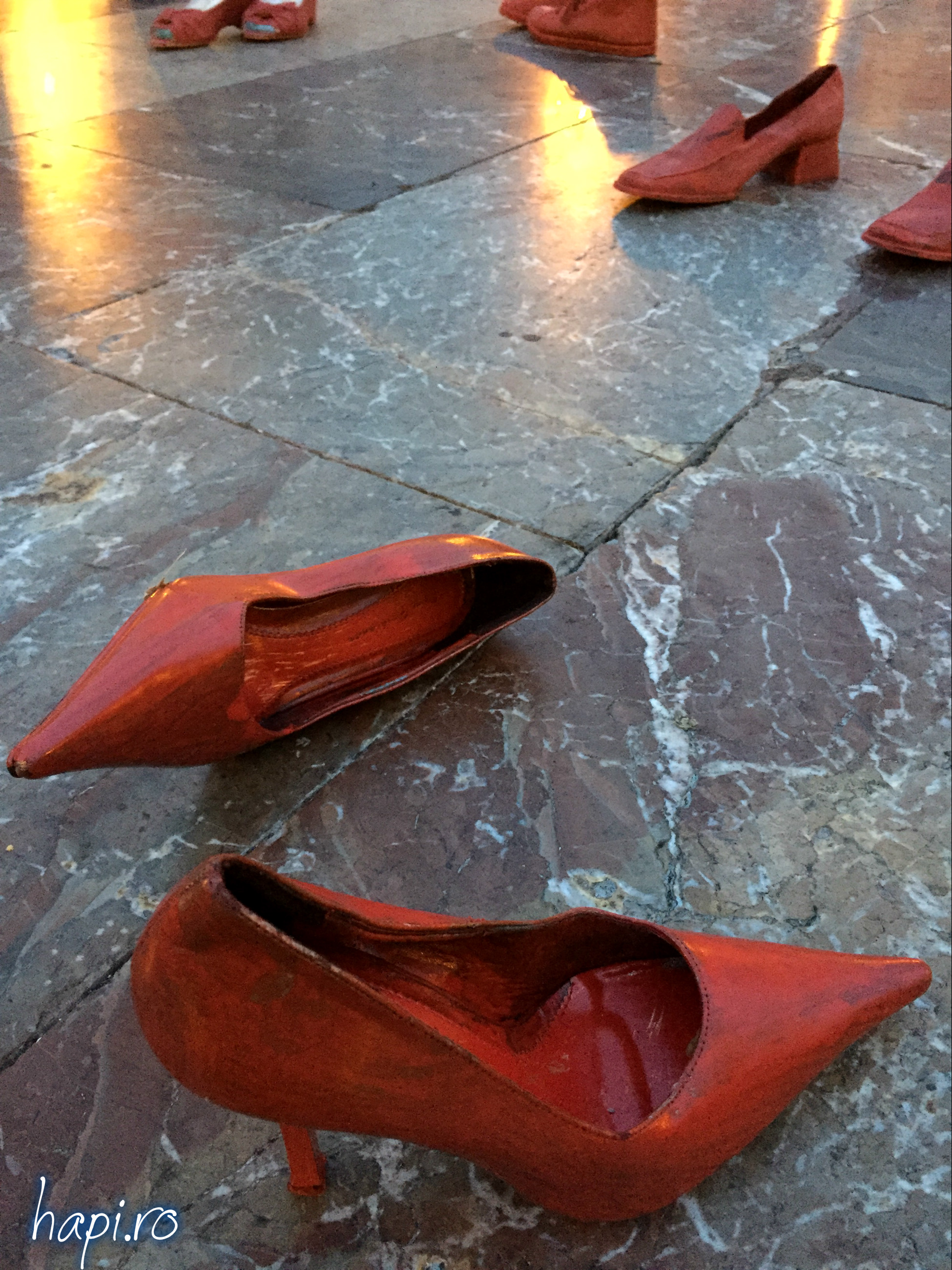 Pantofii roșii din Plaza de la Virgen