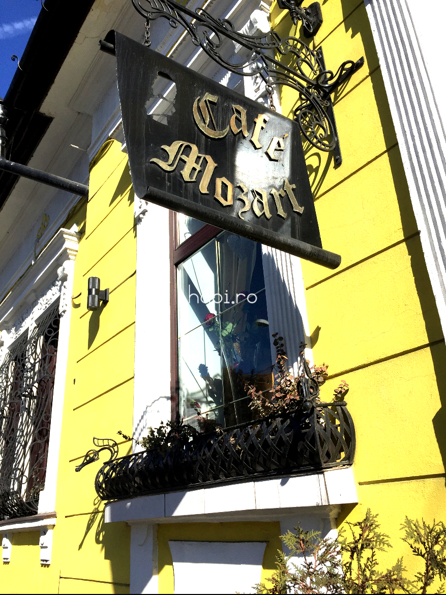 Atmosferă de epocă clasică la Mozart cafenea-ceainărie Cluj