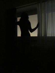 femeie la fereastra